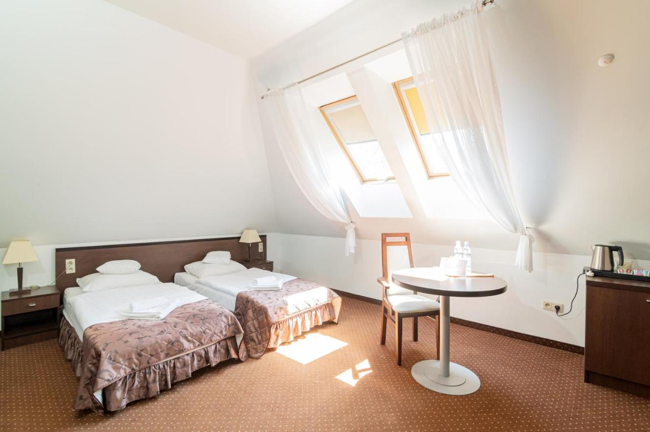 Hotel Pod Filarami Czeladz Exterior photo